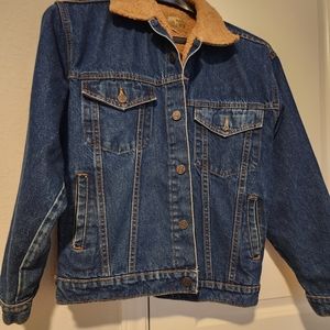 Men's Denim trucker jacket with faux shearling lining.